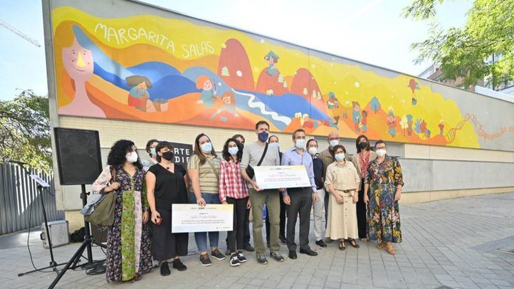 Un mural inspirado en la ciencia y la pedagogía decora la escuela infantil Margarita Salas, en Retiro