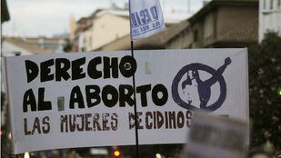 La izquierda y Cs aprueban fijar un perímetro de seguridad en clínicas abortivas para evitar acoso