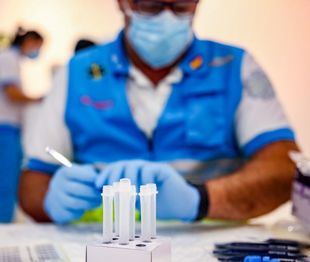 El descenso de nuevos ingresos y positivos Covid se ralentiza en Madrid