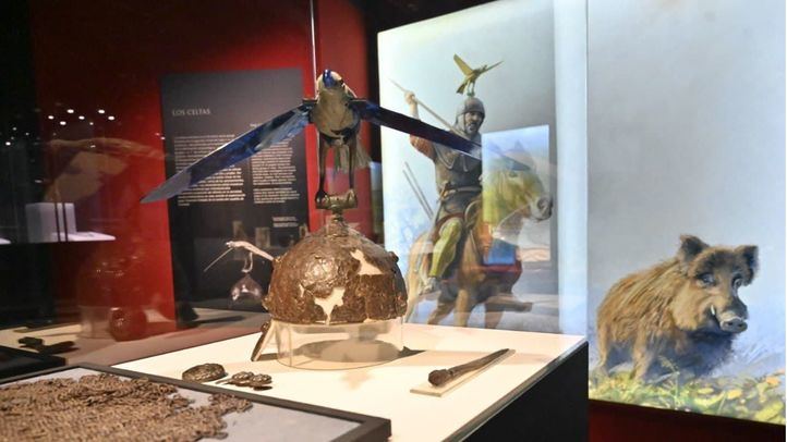 Casco único que forma parte de la exposición 'Tesoros Arqueológicos de Rumanía. Las raíces dacias y romanas'