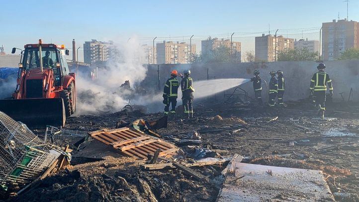 El fuego ha comenzado en una de las infraviviendas por causas que están siendo investigadas