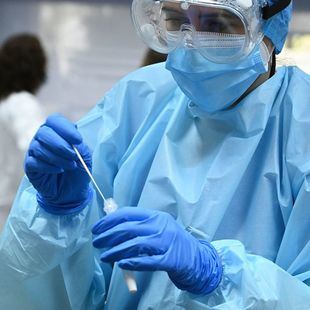 Contagios a la baja e ingresos estabilizados en una jornada con cinco fallecidos por Covid