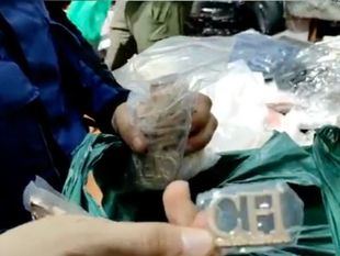 Requisadas 1.279 chapas de marcas para falsificar bolsos en un comercio de Lavapiés