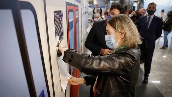 La consejera de Cultura, Marta Rivera de la Cruz, pega una de las láminas,