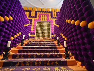 Más de 35.000 flores y 132 calaveras adornan el nuevo altar de muertos de la Casa de México