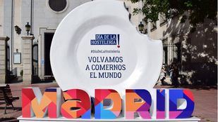 Madrid rinde homenaje a la hostelería con la inauguración de la escultura 'Volvamos a comernos el mundo'