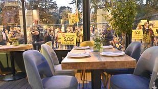 Los vecinos se manifiestan frente a una terraza
