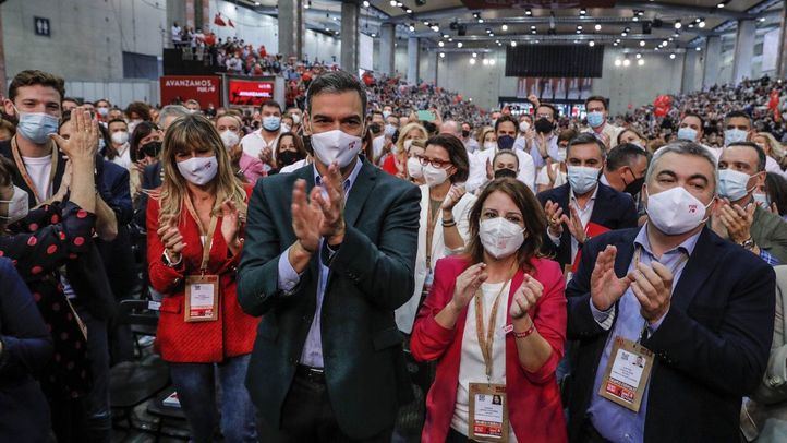 El secretario general del PSOE, Pedro Sánchez, junto a la vicesecretaria general del partido, Adriana Lastra, durante la clausura del 40º Congreso Federal del PSOE