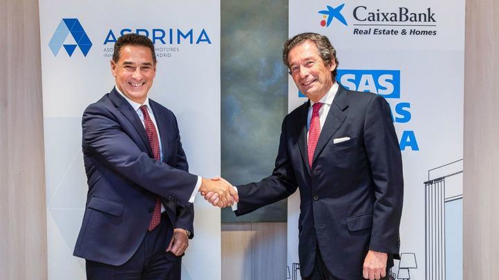 El presidente de la Fundación ASPRIMA, Juan Antonio Gómez-Pintado y el director ejecutivo de Banca de Empresas de CaixaBank, Luis Cabanas.