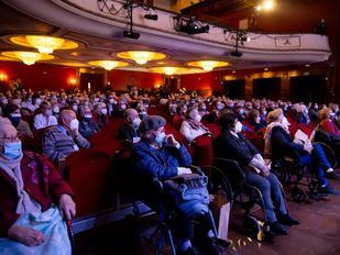 Los mayores de la capital podrán solicitar por WhatsApp acompañamiento para ir al médico o al teatro