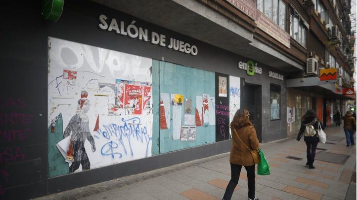 Foto de archivo: Casas de apuestas en la calle Bravo Murillo en el distrito de Tetuán