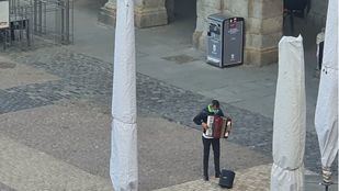 Hastío vecinal por los músicos callejeros que se saltan el veto en la Plaza Mayor