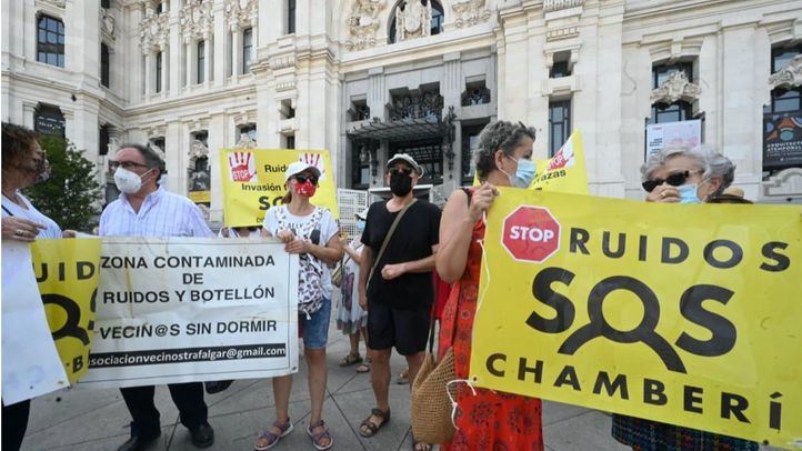 Vecinos de Chamberí protestan en Cibeles por las terrazas Covid.