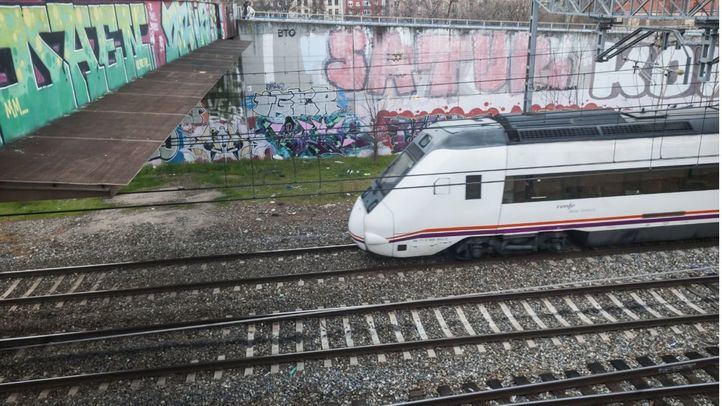 Tren de cercanías en una foto de archivo