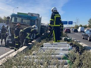 Colisión entre un camión con botellas de oxígeno y un VTC