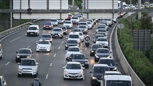 Un aparatoso accidente de dos camiones colapsa la M-30