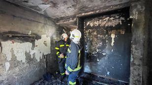 Un intoxicado y un herido tras un incendio en una vivienda