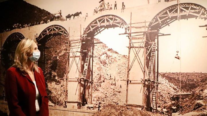 Paloma Martín, la consejera de Medio Ambiente, Vivienda y Agricultura de la Comunidad de Madrid, inaugura la exposición.