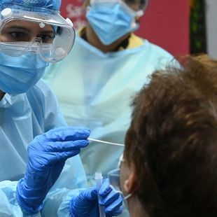 Aumentan los contagios Covid en una jornada con cinco fallecidos