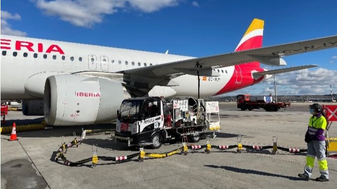 Iberia y Repsol realizan el primer vuelo con biocombustible producido en España con residuos.