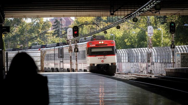 Tren de cercanías de la línea C7 entrando en la estación de Entrevías.