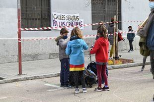 Concentración de padres y alumnos por la Revuelta Escolar en varios colegios de Madrid