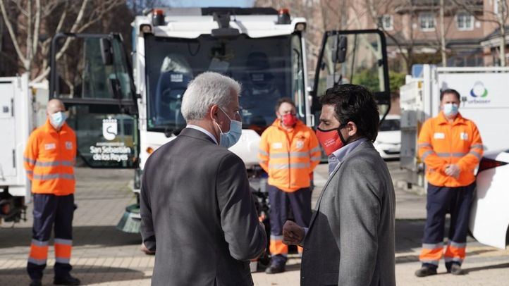 El alcalde y el teniente de alcalde de San Sebastian de los Reyes, junto a los nuevos equipos de limpieza en el barrio de Moscatelares en una foto de archivo.