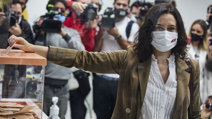Isabel Díaz Ayuso votando en su colegio electoral