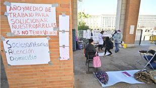 Auxiliares de ayuda a domicilio acampan frente al Ministerio de Trabajo