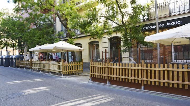 Terrazas en bandas de aparcamiento.