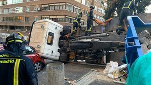 Vuelca un camión de escombros en Arganzuela