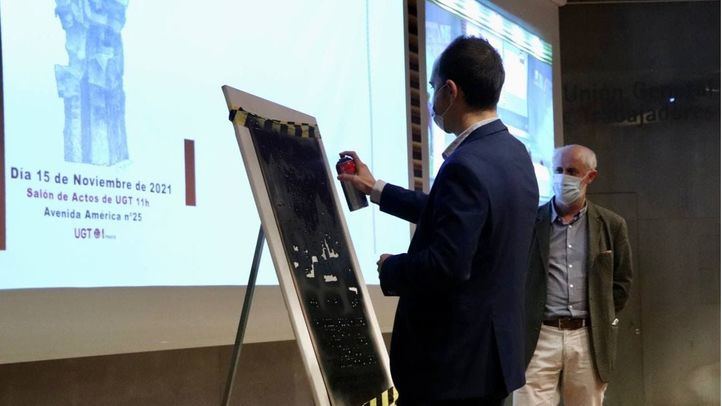 Los concejales del Grupo Mixto José Manuel Calvo y Luis Cueto reproducen la placa de Largo Caballero.