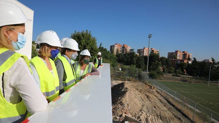 Almeida visita las obras del nuevo centro juvenil de Usera el pasado mes de septiembre.