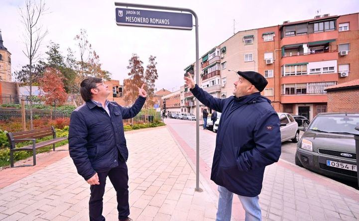 El concejal de Carabanchel, Álvaro González, acompañado del cronista de la Villa de Madrid, Constantino Mediavilla, descubre la placa que da nombre al jardín Mesonero Romanos.