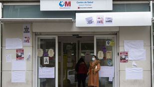 Mónica García propone crear una tarjeta sanitaria preferente para evitar listas de espera