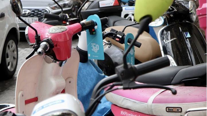 Borja Carabante, Delegado de Madio Ambiente y Movilidad y José Fernandez, Concejal del Distrito de Salamanca, supervisan el arranque de una campaña informativa especial dirigida a personas usuarias de motocicletas, bicicletas y patinetes