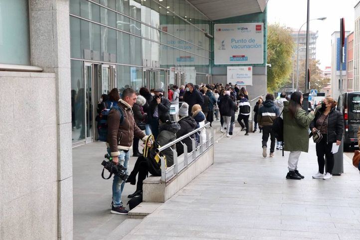 Colas para la vacunación en el Wizink Center