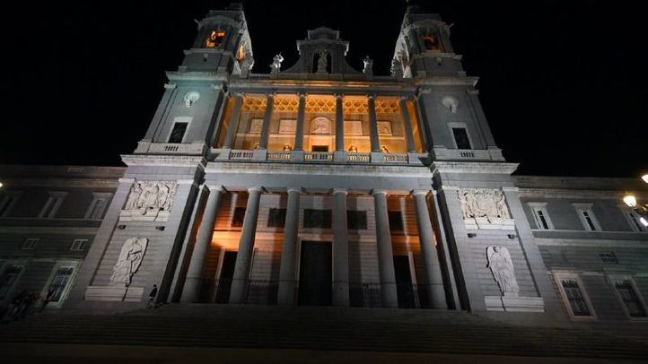 La Catedral de La Almudena, iluminada en el 25N y en el momento en el que repican las campanas.