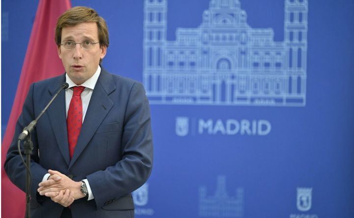 El alcalde de Madrid, José Luis Martínez-Almeida, atiende a los medios en el Pleno de octubre.
