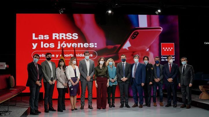 Foto de familia de los ponentes en la jornada 'Las redes sociales y los jóvenes: peligros y oportunidades'