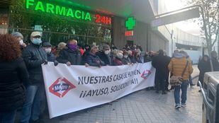 Afectados por la línea 7B de Metro denuncian su situación a las puertas de la Asamblea