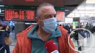 Largas colas en la estación de Atocha por el puente de la Constitución