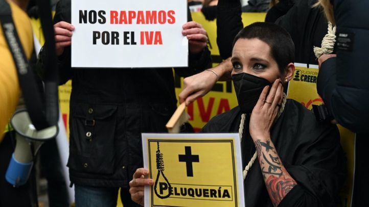 Peluqueros reclaman la bajada del IVA frente al Senado