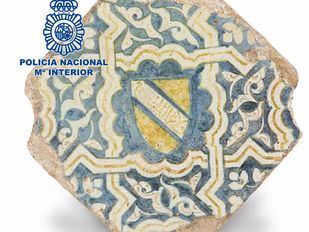 Recuperado en Madrid un azulejo de cerámica del siglo XV que podría ser de La Alhambra