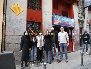 Una placa en la fachada de ‘La Vía Láctea’ reconoce al mítico bar de la Movida