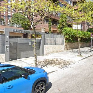 Un hombre agrede a un niño a las puertas de un colegio