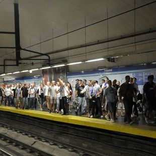 Metro refuerza su servicio en las líneas 1 y 10 por el derbi