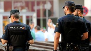 Agentes de la Policía Nacional salvan la vida a un bebé atragantado