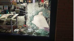 Destrozado el escaparate de una librería feminista en Arganzuela