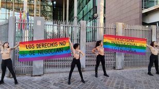 Femen protesta en la Asamblea en defensa de las Leyes LGTBI